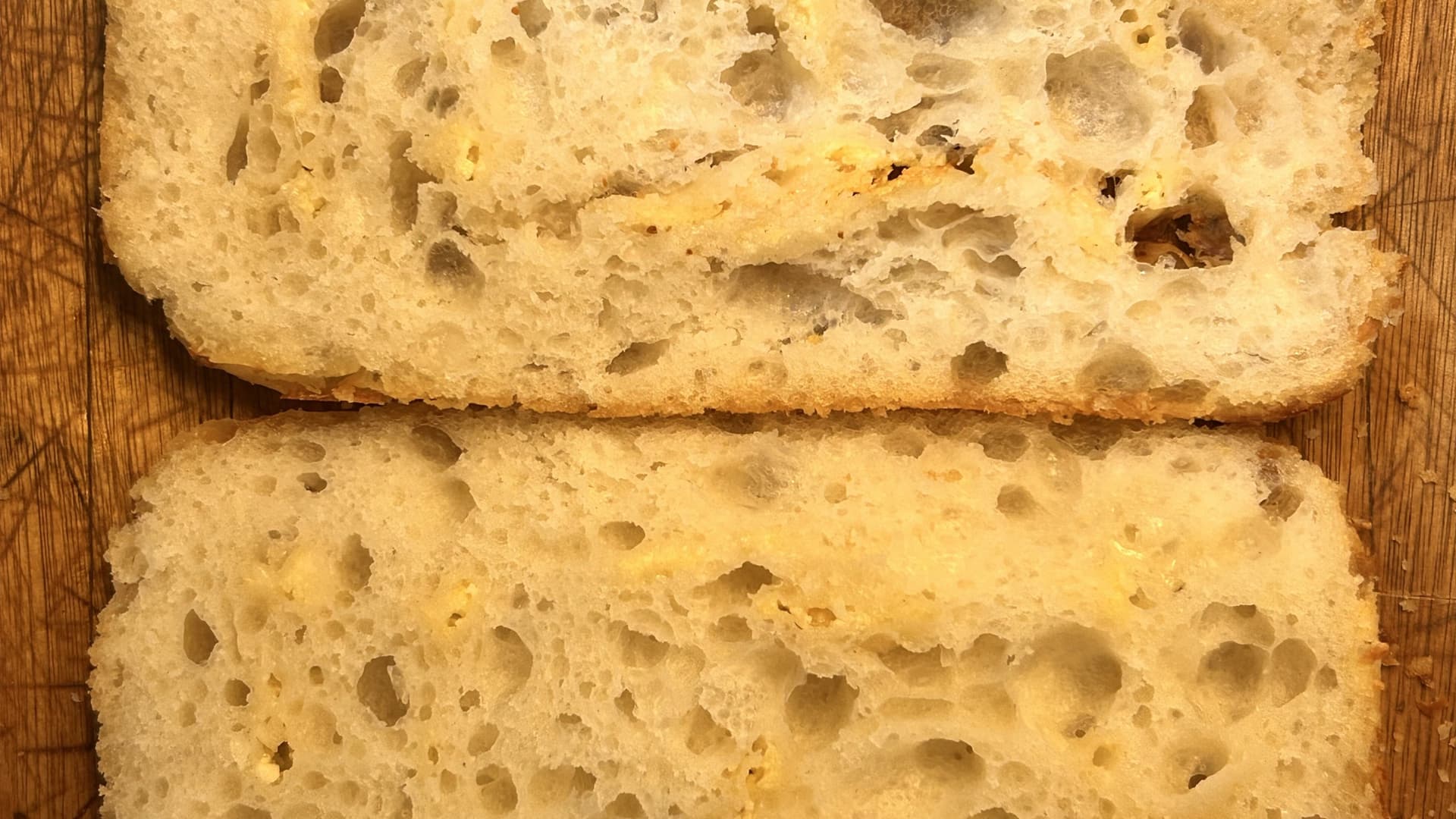 Alveolos de focaccia recién horneada — masa madre con 24 horas de fermento