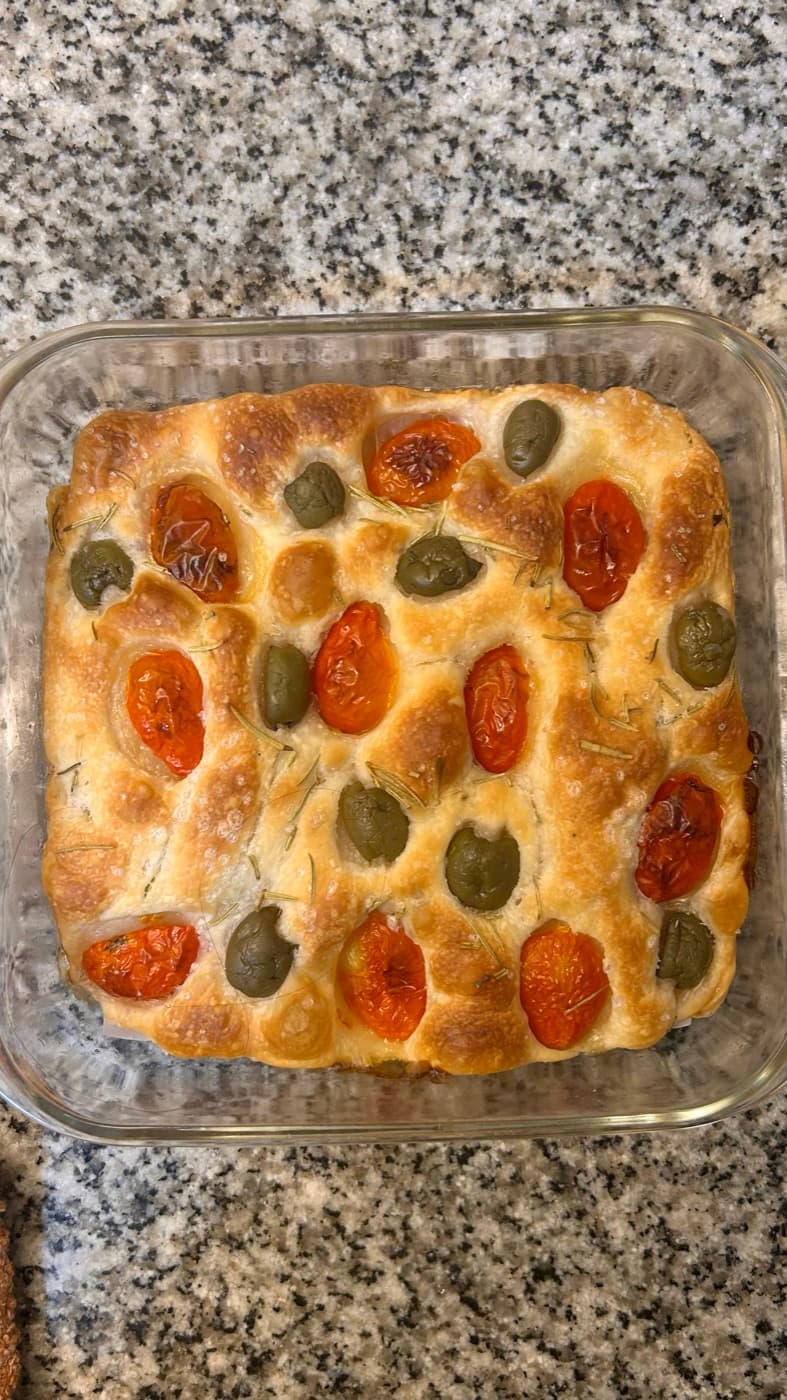 Mediterránea — focaccia artesanal recién horneada